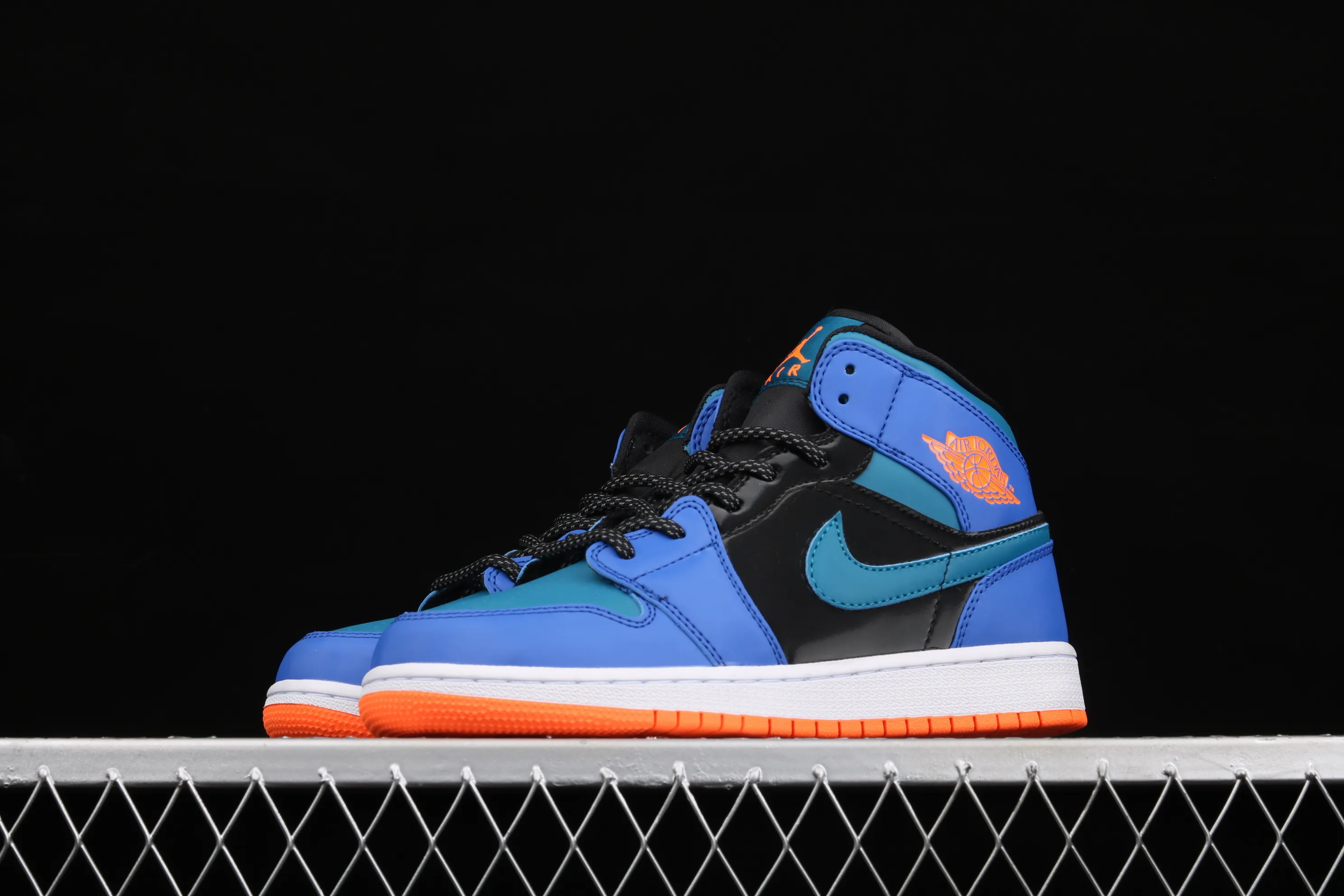 All categories Air Jordan Jordan series basketball shoes Air Jordan 1 Mid Air Jordan 1 Mid AJ1 Joe 1 patent leather black blue orange Zhongbang basketball shoes 554725-440